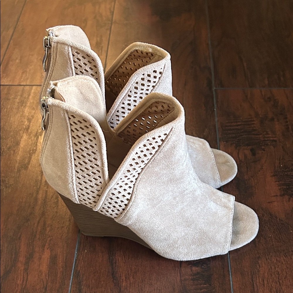 WORN ONCE - Yoki Women's Beige Peep-Toe, Size 7
